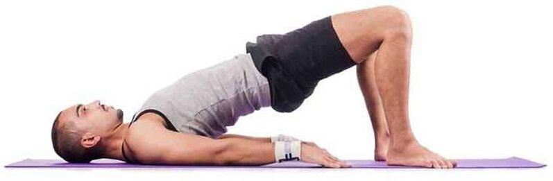 L'homme effectue l'exercice