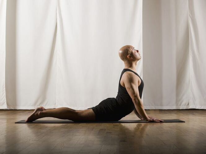 Un homme atteint de prostatite est engagé dans le yoga