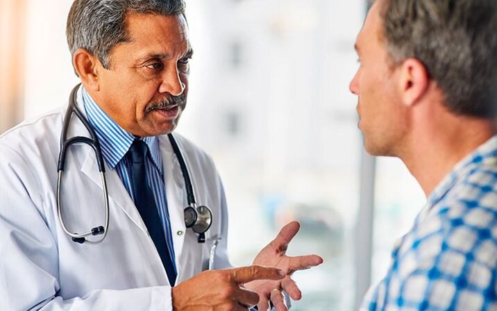 Un homme atteint de prostatite chez un urologue