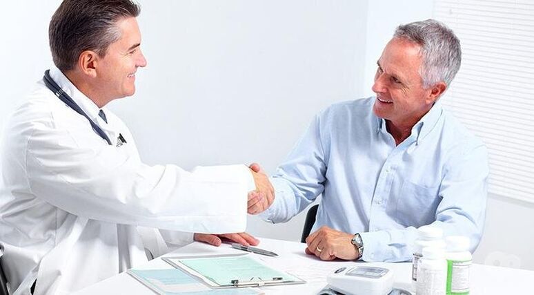 L'urologue prescrit un traitement efficace de la prostatite à un homme